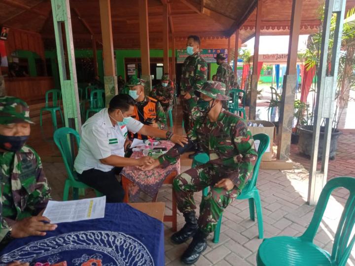 Jaga Kondisi Tubuh, Kopda Putu Anggota Satuan Tugas TMMD Bojonegoro Cek Kesehatan